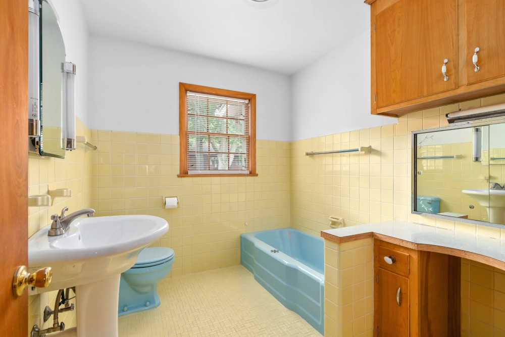 Outdated hall bathroom remodel before photo Northern Virginia Jabs Construction
